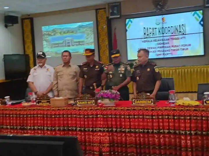 Kajati NTT, Zet Tadung Allo berpose Wakajati NTT, Ikhwan Nul Hakim, Ketua FKPTT, Eurico Guteres, Bupati Kupang, Yosef Lede dan Danrem Wira Sakti 161 Kupang, Brigjen TNI Joao Xavier Barreto Nunes setelah Rakor dengan FKPTT di Kejati NTT, Rabu (11/6/2025)
