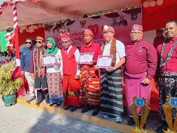 kepsek smkn 6 kupang serahkan hadiah lomba hut ke 80 ri