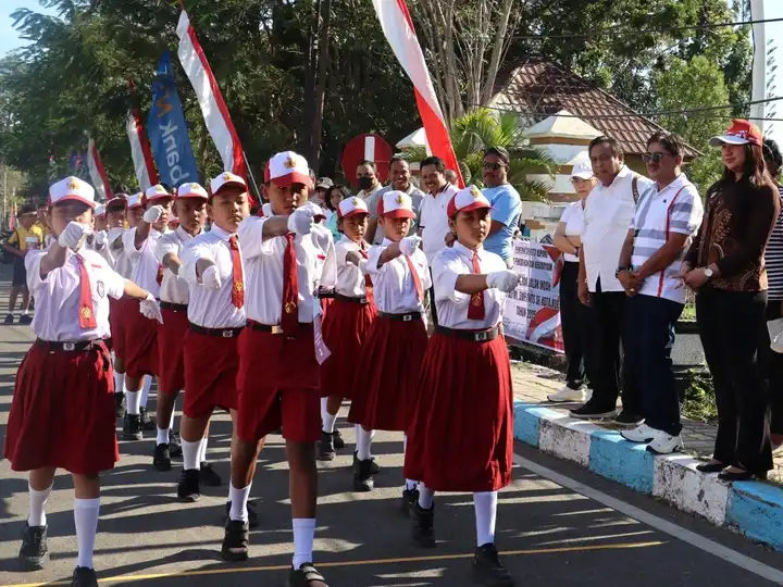 lomba gerak jalan antar siswa sd dan smp di kota kupang untuk meriahkan hut ke 80 RI
