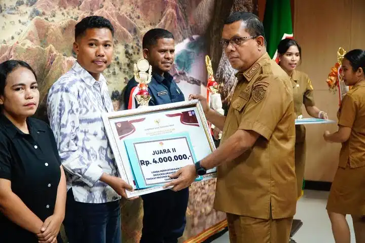 Gubernur NTT, Emanuel Melkiades Laka Lena menyerahkan piagam penghargaan kepada para juara lomba perpustakaan umum NTT di ruang rapat Gubernur NTT, Selasa (26/8/2025)