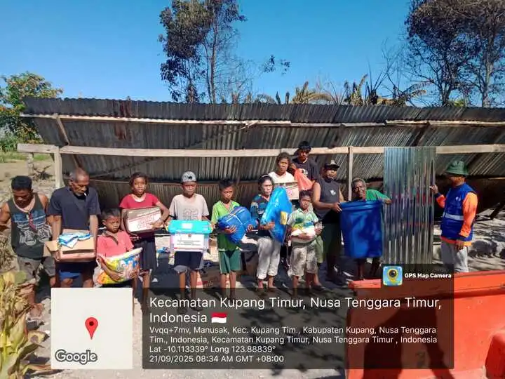 masyarakat yang kebakaran di desa manusak terima bantuan