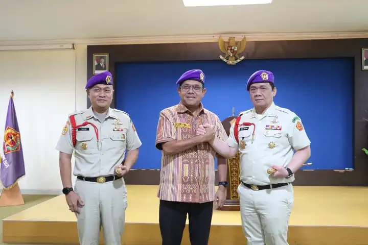 Gubernur NTT, Emanuel Melkiades Laka Lena menghadiri pelantikan Komandan Resimen Mahasiswa NTT Periode 2025-2028 di Aula Rektorat Undana Kupang, Kamis (19/2/2026)