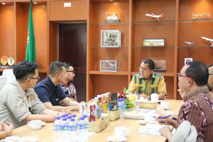 Gubernur NTT, Emanuel Melkiades Laka Lena saat berdialog dengan Kepala BPJS Ketenagakerjaan Provinsi NTT, Wayan Burhanuddin di Kupang, Jumat (30/1/2026)