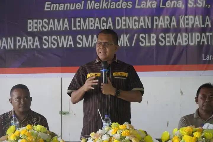 Gubernur NTT, Emanuel Melkiades Laka Lena bertatap muka bersama para kepala sekolah, guru dan siswa/i SMA/SMK/ SLB se-Flotim di Aula SMA Negeri 1 Larantuka, Jumat (6/2/2026)