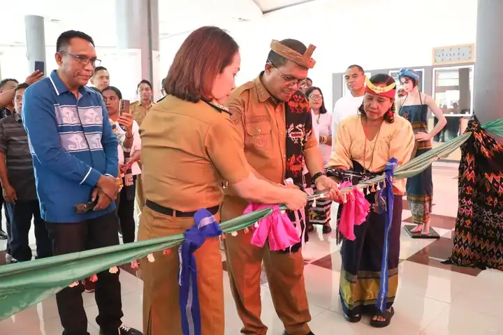 melki resmikan Gerai Dekranasda di Bandara Lede Kalumbang