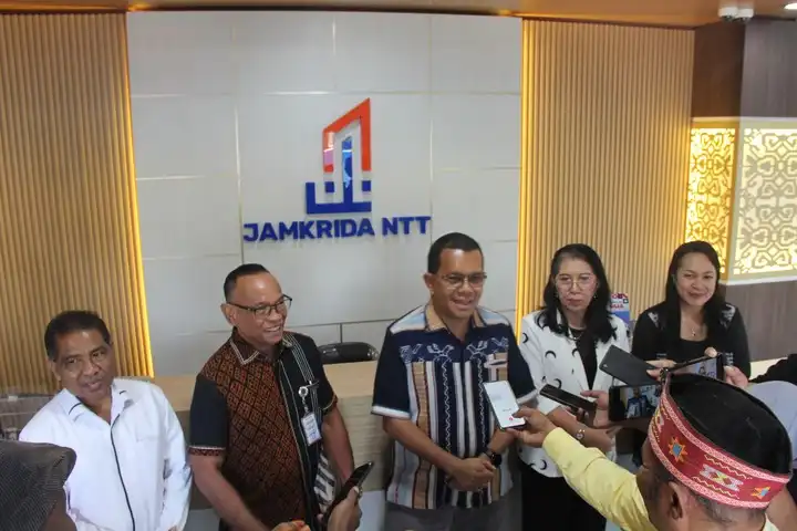 Gubernur NTT, Emanuel Melkiades Laka Lena memberi keterangan pers setelah RUPS LB PT Jamkrida NTT, Sabtu (24/1/2026)