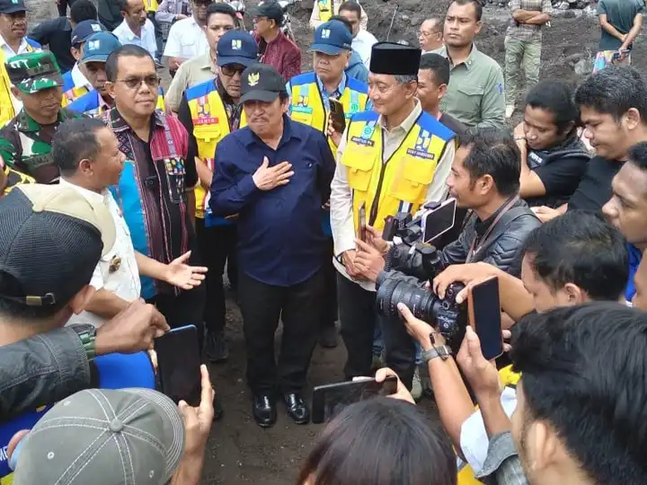 menteri pu tinjau banjir di Mauponggo