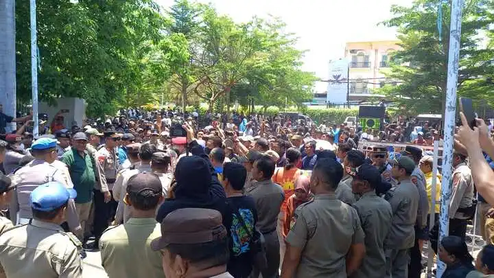 nelayan demo tolak perda ntt