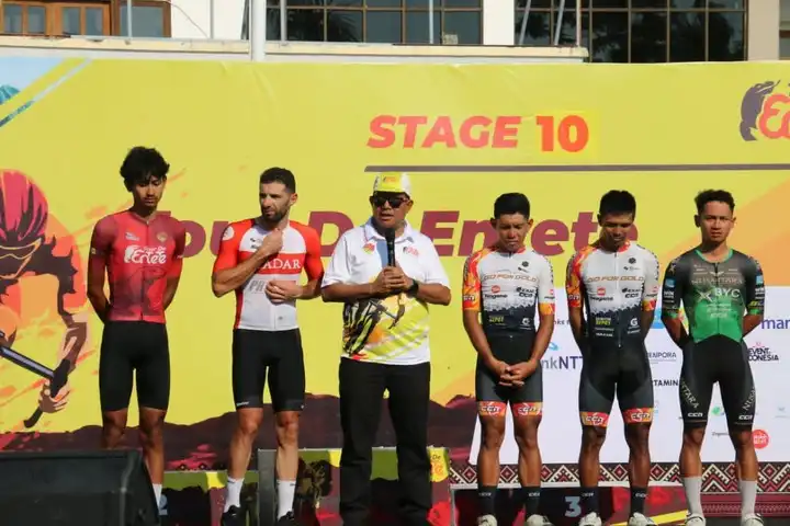 pembalap tour de entete finish di labuan bajo