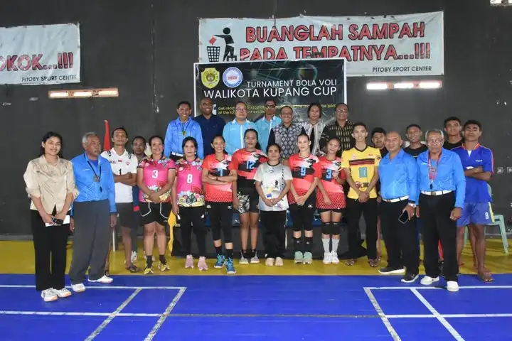 posee bersama sekda di turnamen voli wali kota kupang cup 2025