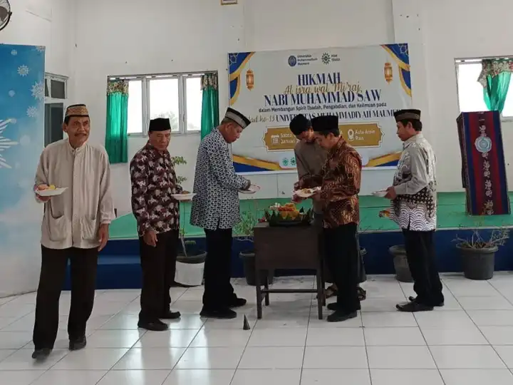 potong tumpeng di hut ke 13 unimof