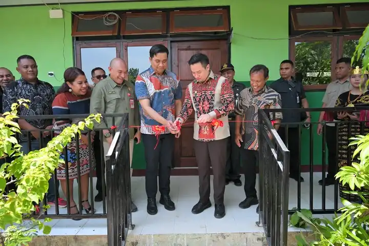 resmikan gedung rehab sdi naikoten