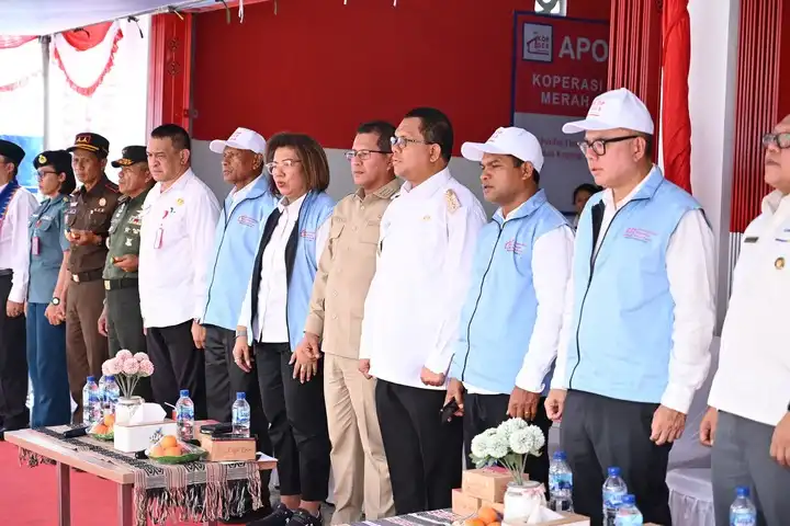 Gubernur NTT, Emanuel Melkiades Laka Lena didampingi Bupati Kupang, Yosef Lede, Danrem 161/Wira Sakti Kupang, Brigjen TNI Joao Xavier Barreto Nunes saat menghadiri peluncuran 80.081 KDMP oleh Presiden Prabowo secara virtual dari KDMP Desa Penfui Timur, Kabupaten Kupang, Senin (21/7/2025)