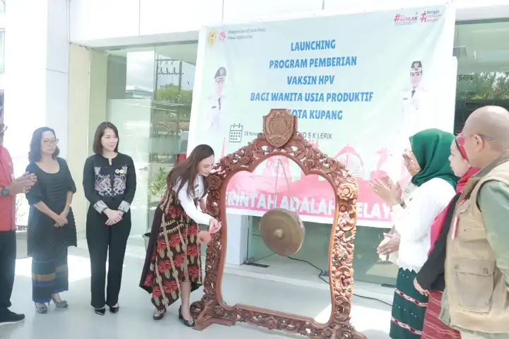 resmikan vaksin gratis untuk cegah kanker serviks di kota kupang