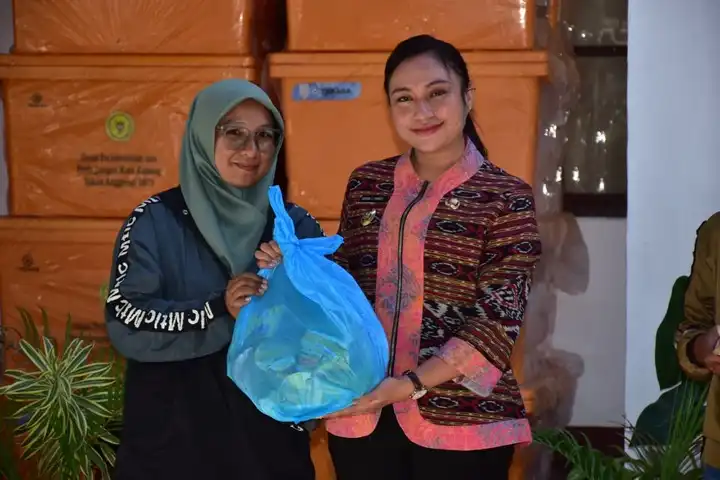 salah satu pedagang saat menerima bantuan sembako dari pemkot kupang