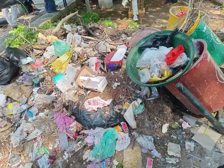 sampah di bundaran pu