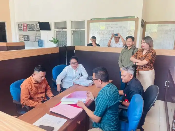 Penyidik Polda NTT saat menyerahkan tersangka KDRT bersama BB di Kejari Kupang, Rabu (3/9/2025).