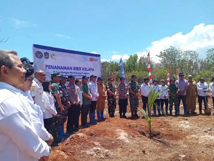 Tanam kelapa di lapas Kupang