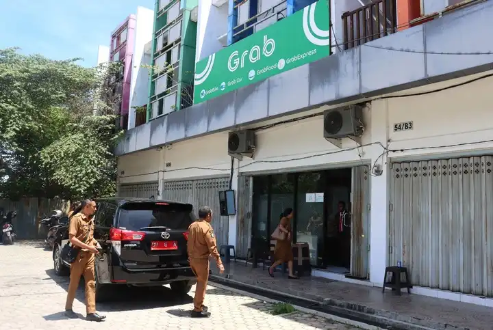 tinjau progres pembagian thr di grab kupang