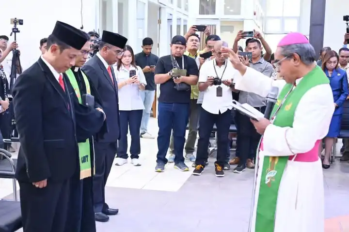 uskup kupang berkati sekda kupang sanam