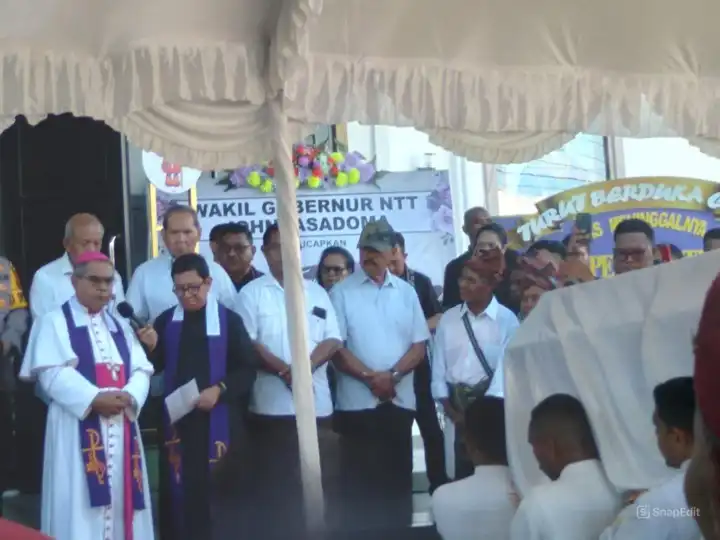 Uskup Agung Kupang, Mgr. Hironimus Pakenoni menerima jenazah Mgr. Petrus Turang di Gereja Katedral Kupang.