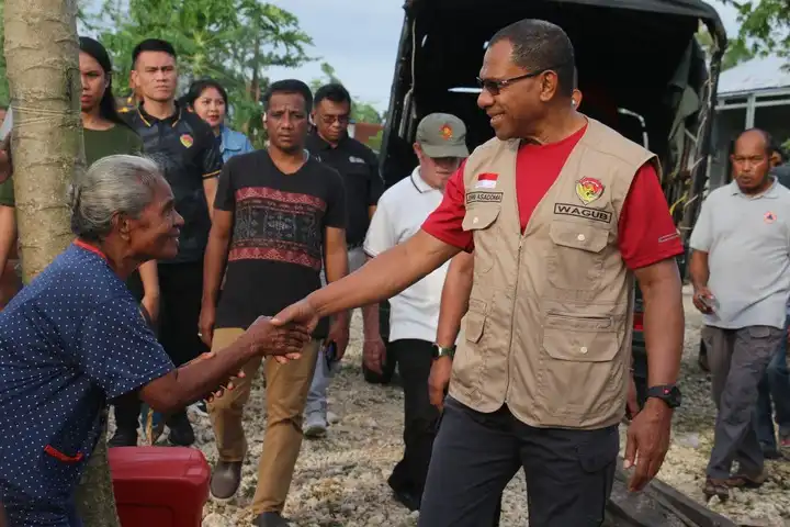 wagub bersama korban puting beliung di bello