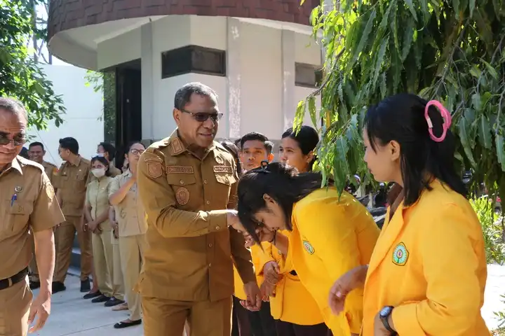 KUNJUNGI SKO- Wakil Gubernur NTT, Johni Asadoma didampingi Kadis P dan K NTT, Ambros Kodo mengunjungi SKO Flobamorata, Selasa (2/9/2025)
