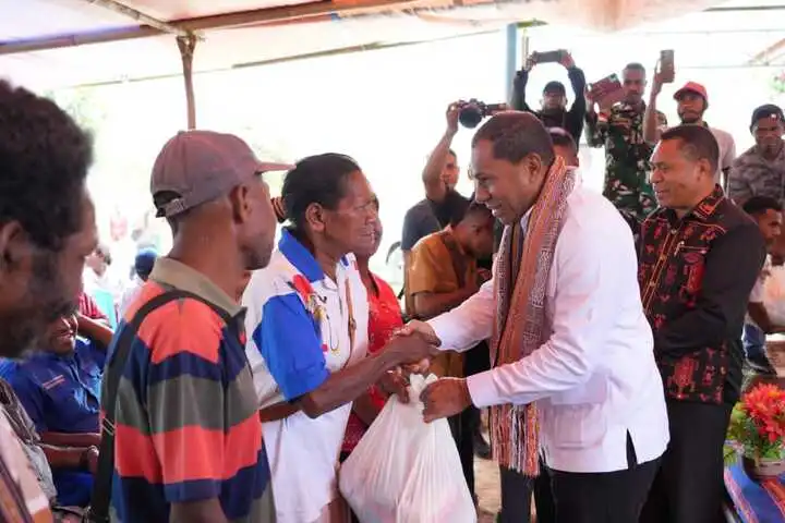 wagub jhoni serahkan bantuan di Desa Manmas