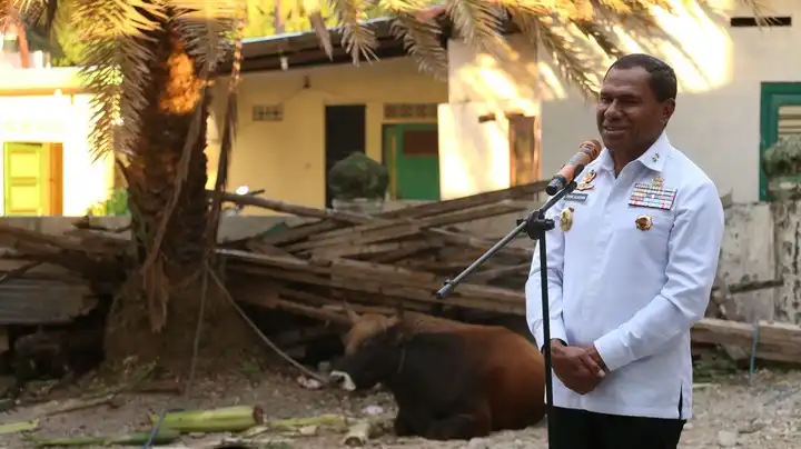 SERAHKAN HEWAN KURBAN - Wakil Gubernur NTT, Johni Asadoma menyerahkan hewan kurban berupa seekor sapi saat mengunjungi Masjid Al-Fatah Kupang, Kamis (5/6/2025) (Foto: Dok.Biro Adpim NTT)