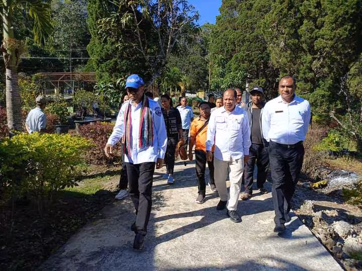 Wakil Gubernur NTT, Johni Asadoma meninjau Balai Benih Holtikultura Oelbubuk di Kecamatan Mollo Tengah, Kabupaten Timor Tengah Selatan (TTS), Jumat (18/7/2025). (Foto : Dok.Biro Adpim NTT)