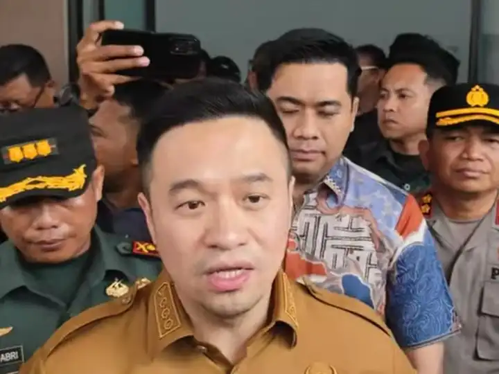 Wali Kota Kupang, Christian Widodo memberikan keterangan kepada wartawan usai mengecek keadaan para siswa/i SMPN 8 yang mengalami keracunan di Rumah Sakit S.K Lerik, Selasa (21/7/2025).
