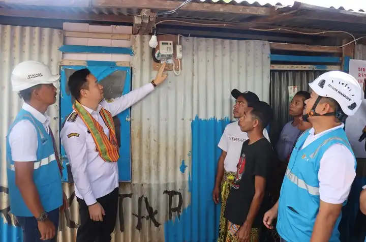 walkot Christian berada di rumah warga penerima bantuan biaya pemasangan listrik pln