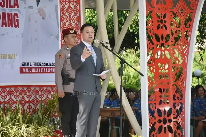 Wali Kota Kupang, dr.Christian Widodo saat bertindak sebagai Inspektur Upacara Peringatan Hari Lahir Pancasila di Lapangan Upacara Kantor Wali Kota Kupang, Senin (2/6/2025)