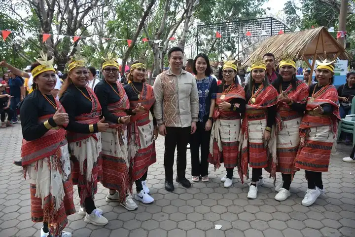 walkot bersama lansia peserta lomba tarian