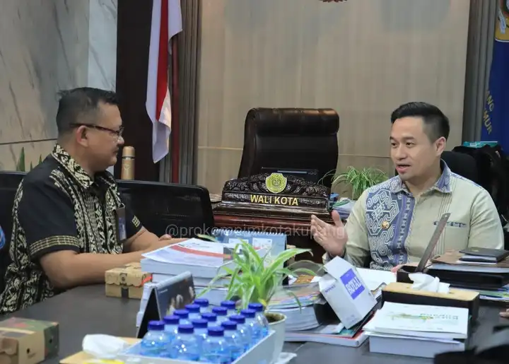 walkot christian bersama pimpinan bni cabang kupang Carolus I Nyoman