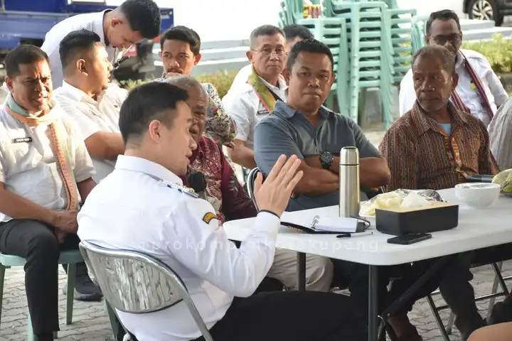 Wali Kota Kupang, dr.Christian Widodo saat berdialog dengan warganya di halaman Rujab Wali Kota Kupang, Rabu (11/6/2025) petang. (Foto : Dok.Prokopimkot Kpg)