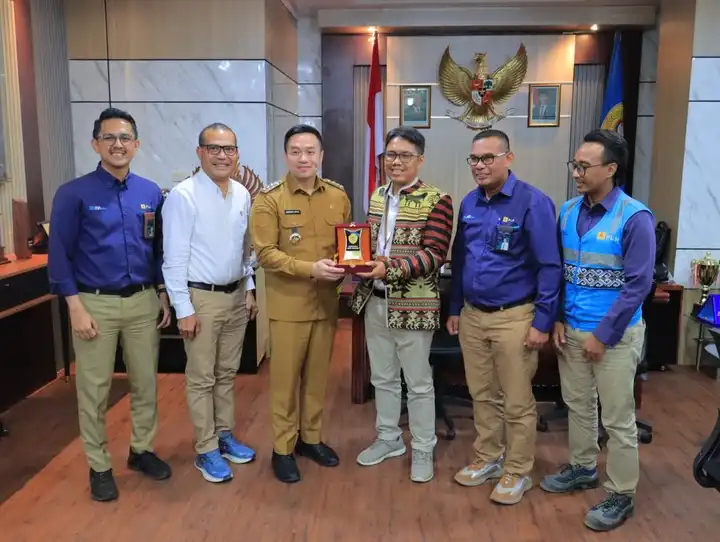 walkot kupang bersama perwakilan pln