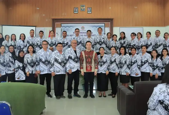 walkot kupang pose bersama pgri kota kupang