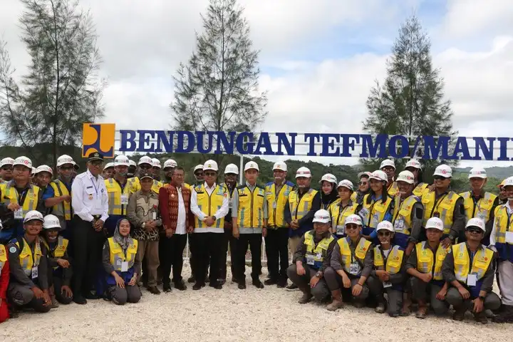 wapres Gibran Rakabuming Raka pose bersama di bendungan manikin