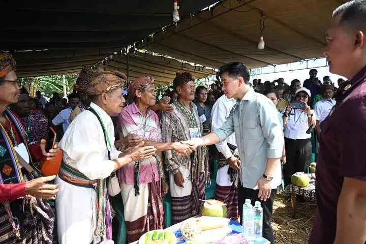 wapres ri gibran Rakabuming raka bersama masyarakat desa baumata barat