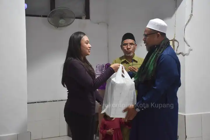 Wawali kupang, serena serahkan bantuan.