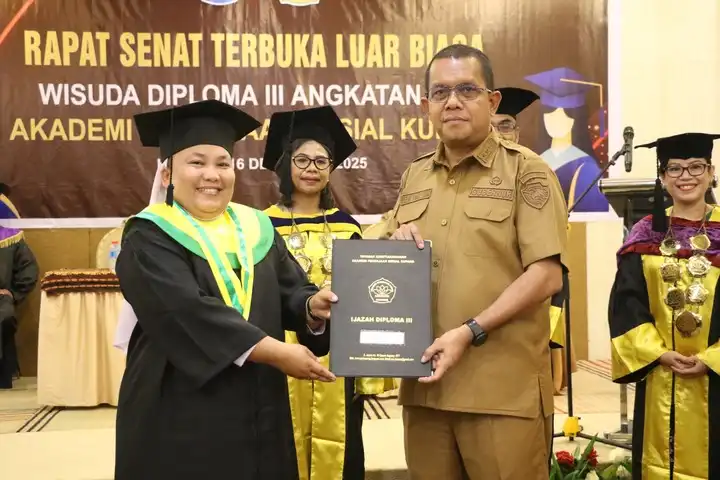 wisudawan aps terima ijasah dari Gubernur ntt